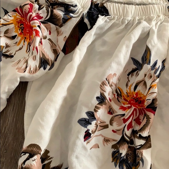 Over-shoulder flower top - Picture 2 of 2